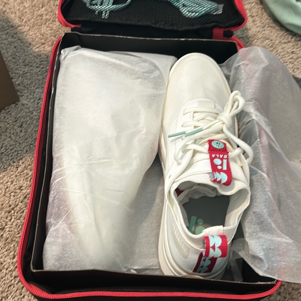 NWT Flow White Bala Twelves Nursing Shoes